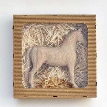 Dřevěný koník Achal 15 z třešně v dárkové krabičce z papírové lepenky s průhledným víkem